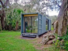 從零開始，建造了一個集裝箱小屋，而且隨時可以整體搬走